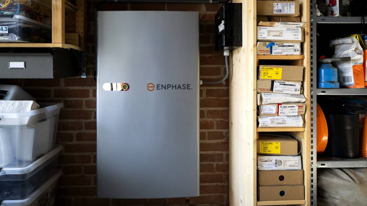 Een thuisbatterij in een huis (foto: ANP).