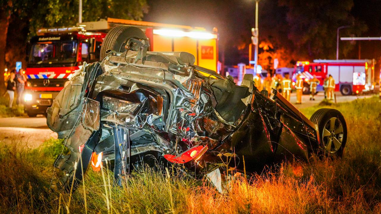 Ravage na botsing drie auto's op kruising, man aangehouden