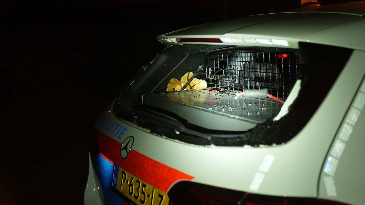 Politie bekogeld tijdens carmeeting, politieauto klemgereden en vernield