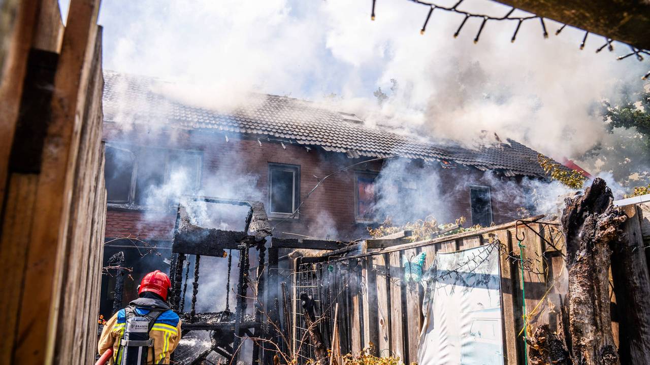 Van de tuinen in het huizenblok is weinig meer over (foto: Dave Hendriks/Persbureau Heitink).