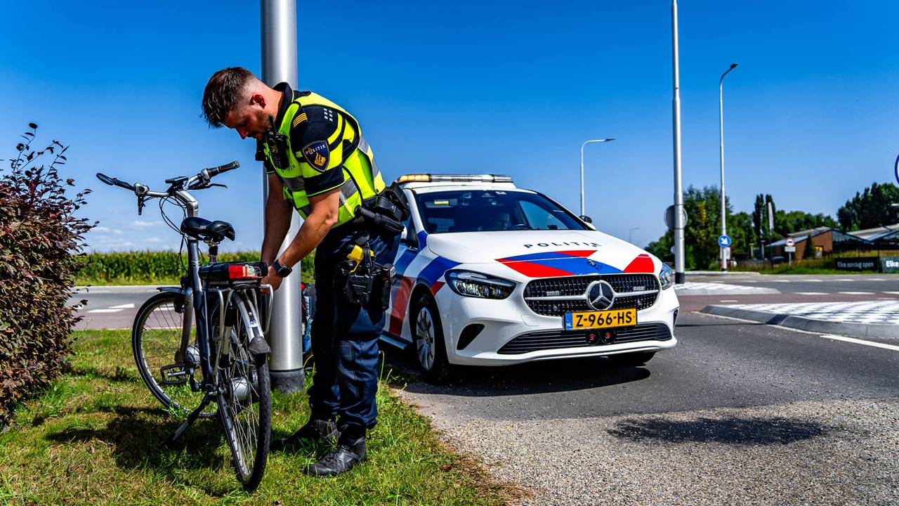 Fietser gewond na botsing met auto op kruising.