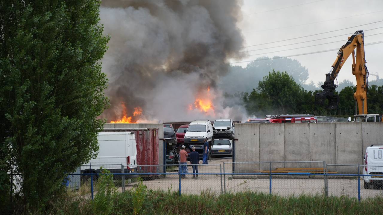 Grote brand bij autosloperij, NL-Alert verstuurd vanwege rookpluim