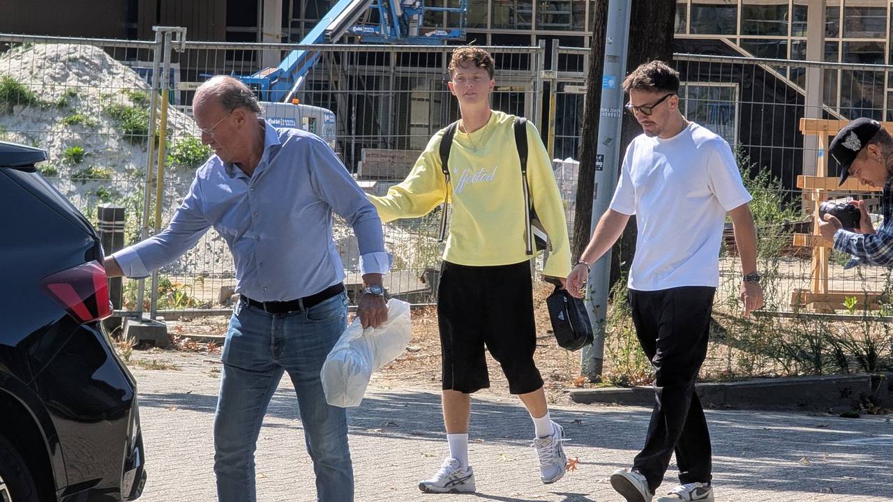 Wanner, in de gele trui, met spelersbegeleider Mart van den Heuvel van PSV (foto: Willy Simba/X).