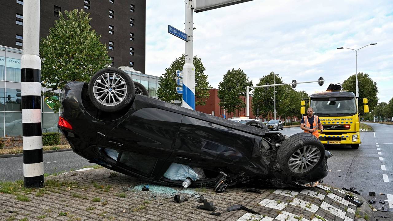 Heftige achtervolging op hoge snelheid, agent naar het ziekenhuis