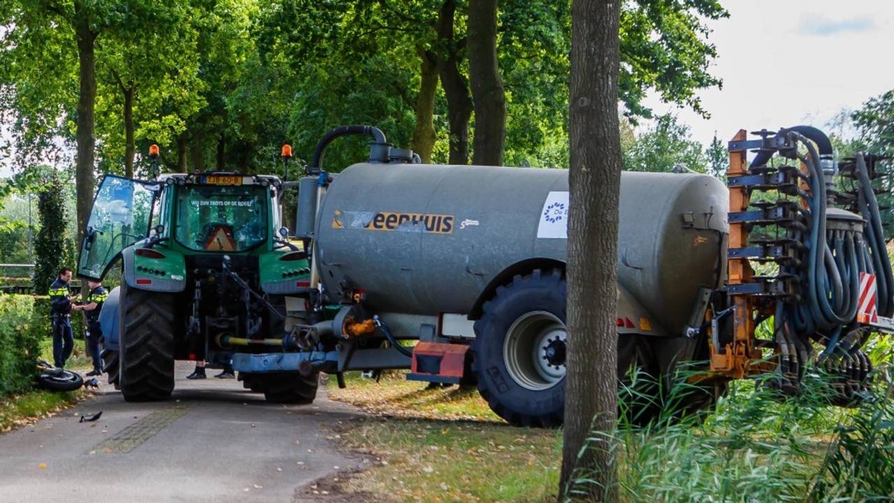 Zwaargewonde motorrijder na botsing met tractor.