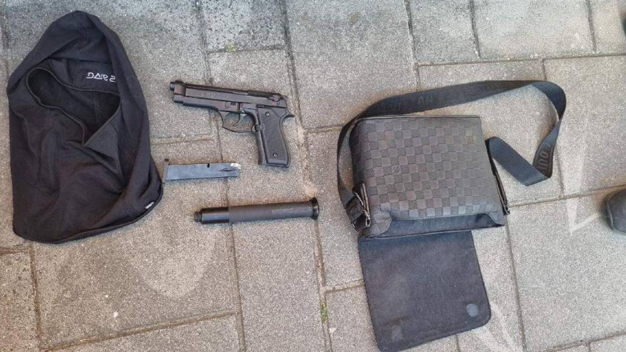 Deze wapens had de tiener bij zich (foto: Politie Tilburg Centrum).