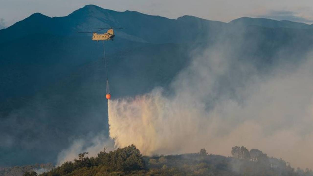 Een Chinook met een 'Bambi Bucket' (foto: Ministerie van Defensie).