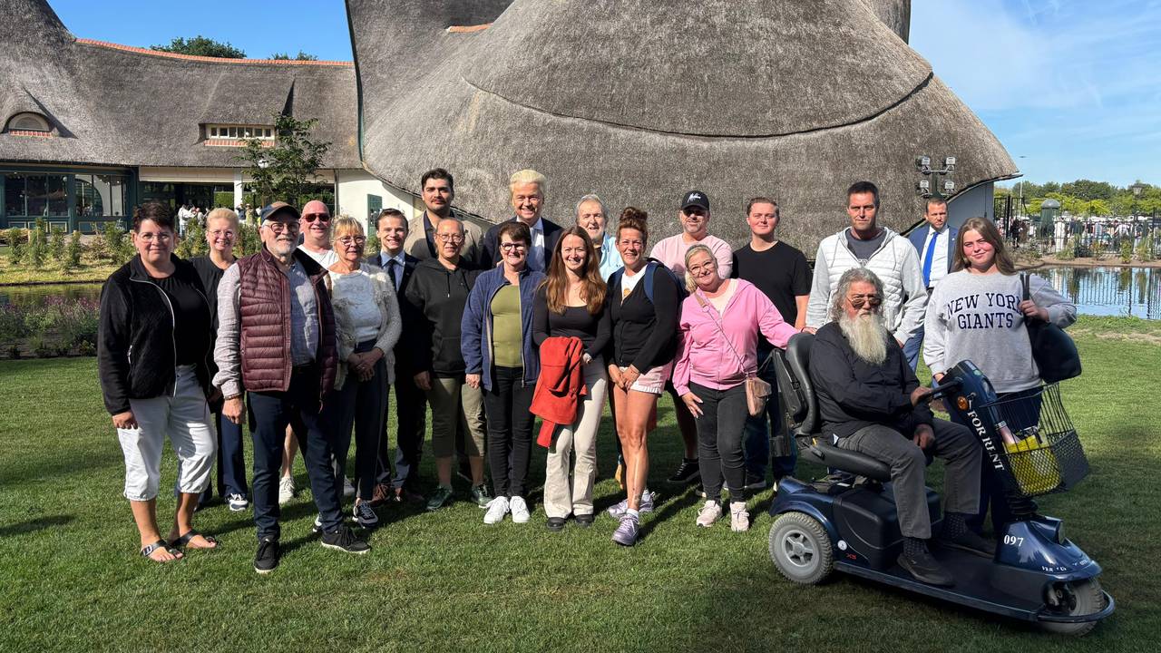 Geert met zijn fans in de Efteling (foto: Geert Wilders/X).