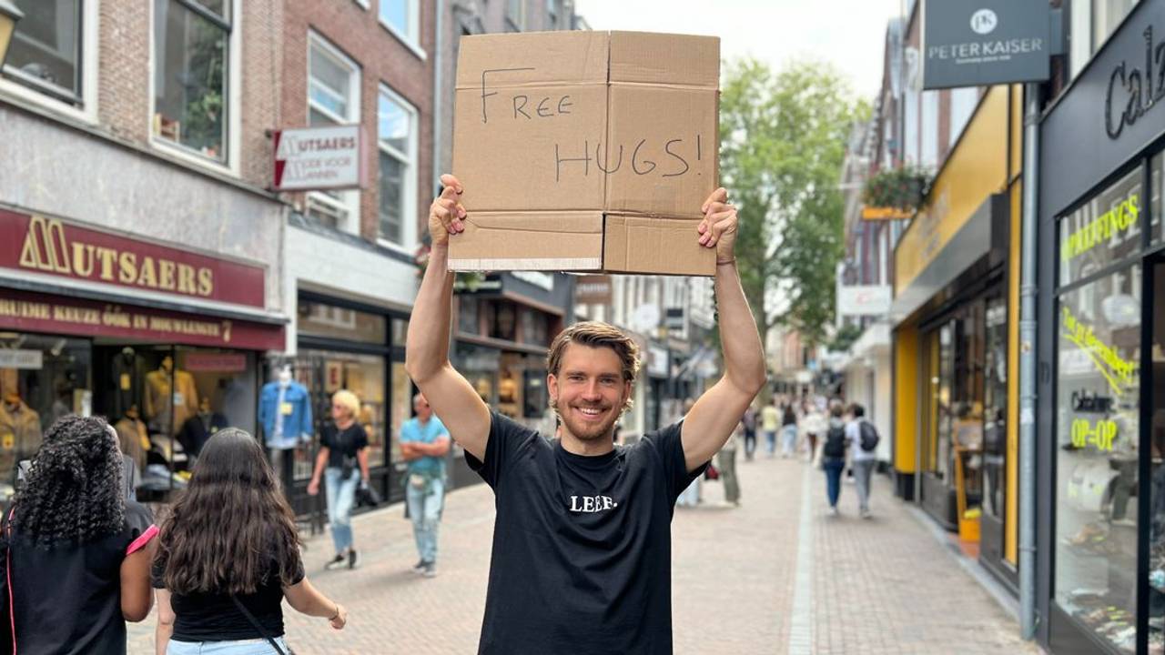 Rick heeft gratis knuffels in Utrecht (foto: RTV Utrecht).