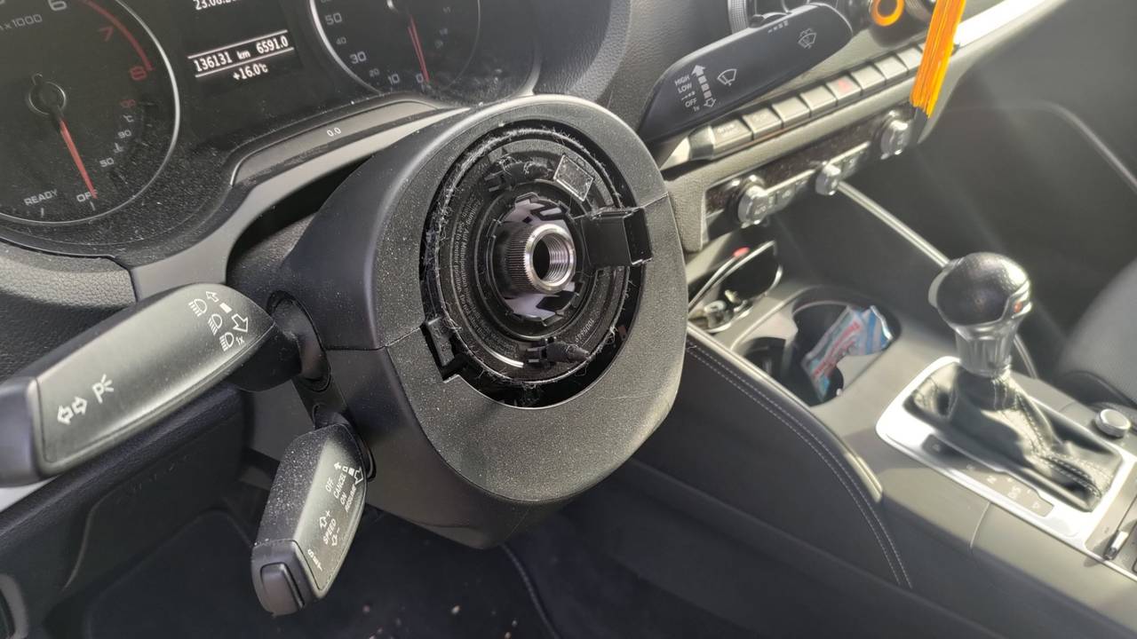 Uit de auto van Daniël is het stuur gestolen (foto: Daniël Giessenburg).