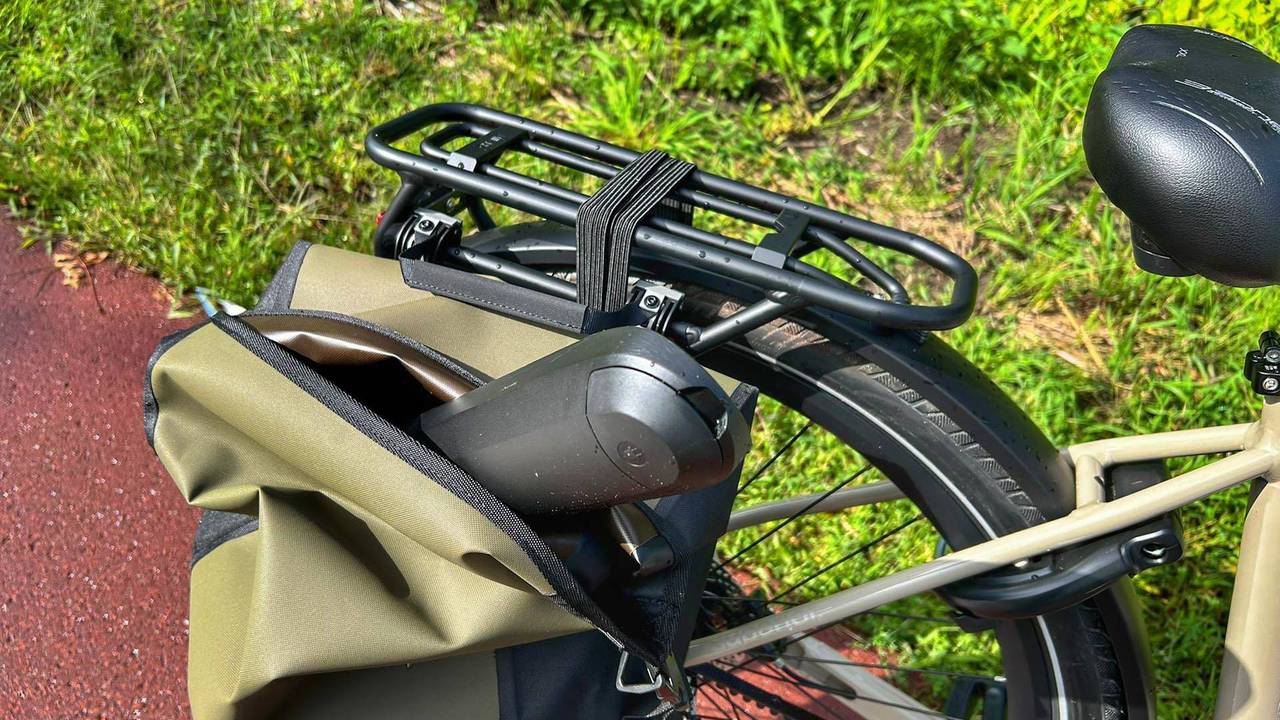 Vrouw gewond bij botsing met auto op nieuw fietspad • Drie vrachtwagens in brand op bedrijventerrein.