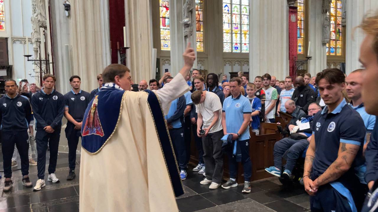 Plebaan Vincent Blom zegent de spelers (foto: René van Hoof)