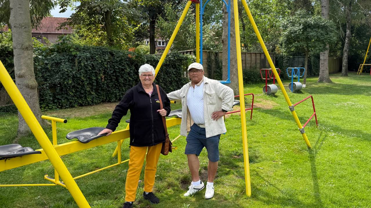 Mieke en Edward bij het oudste speeltoestel van De Kievit (foto: Studio040/Merijn van Merrienboer).