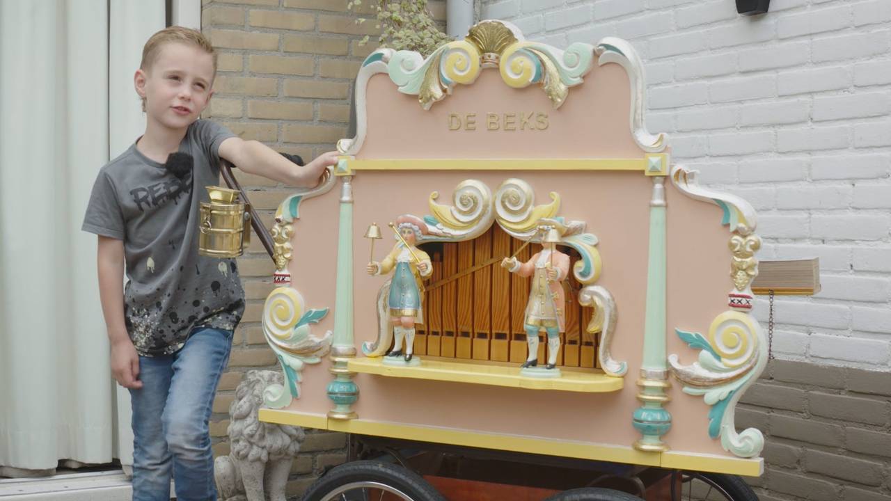 Juliën vindt de beeldjes op het orgel het mooist (Foto: Omroep Tilburg).