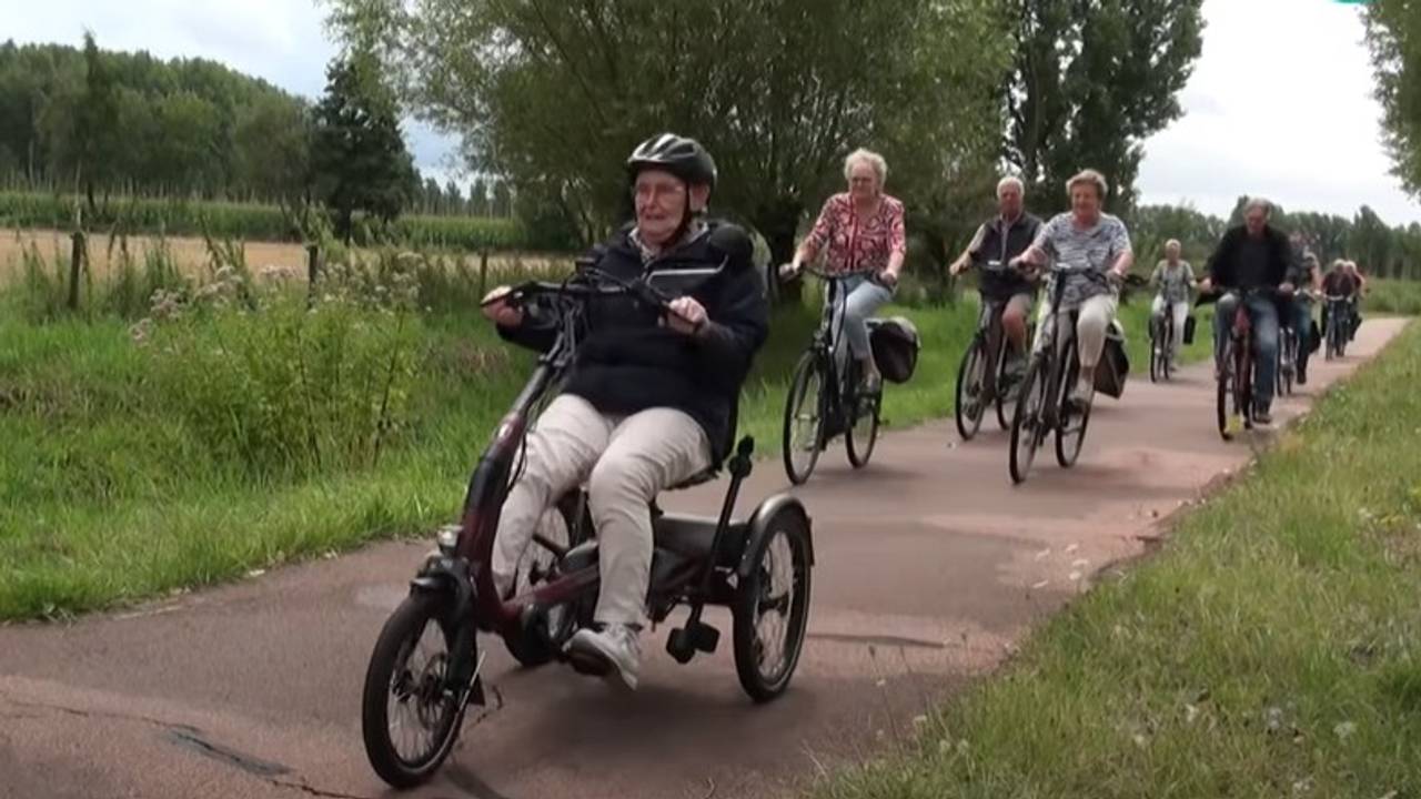 Fietsers komen in actie tegen het slechte fietspad (beeld: Omroep Meierij).