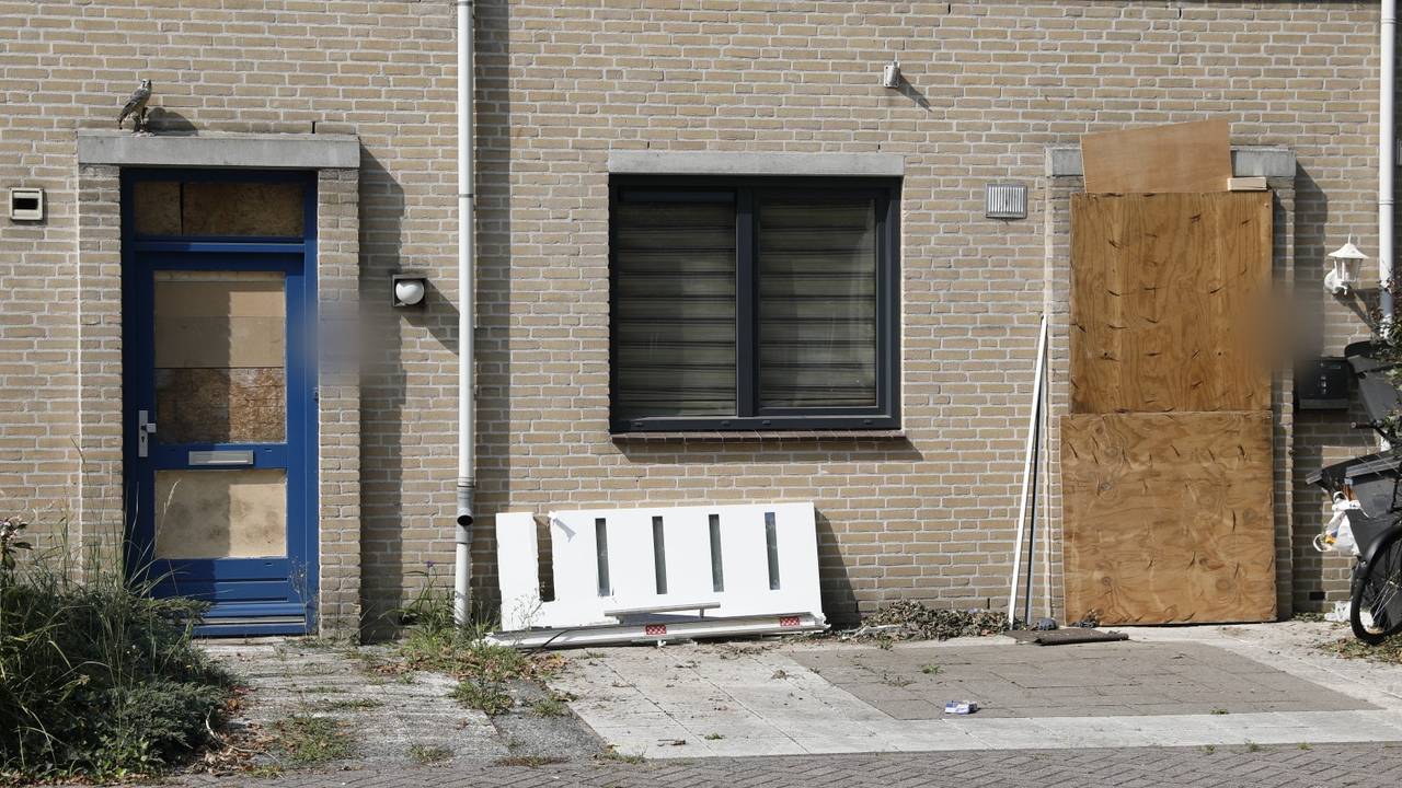 Bij twee huizen is de deur eruit geblazen (foto: Christian Traets/Persbureau Heitink).