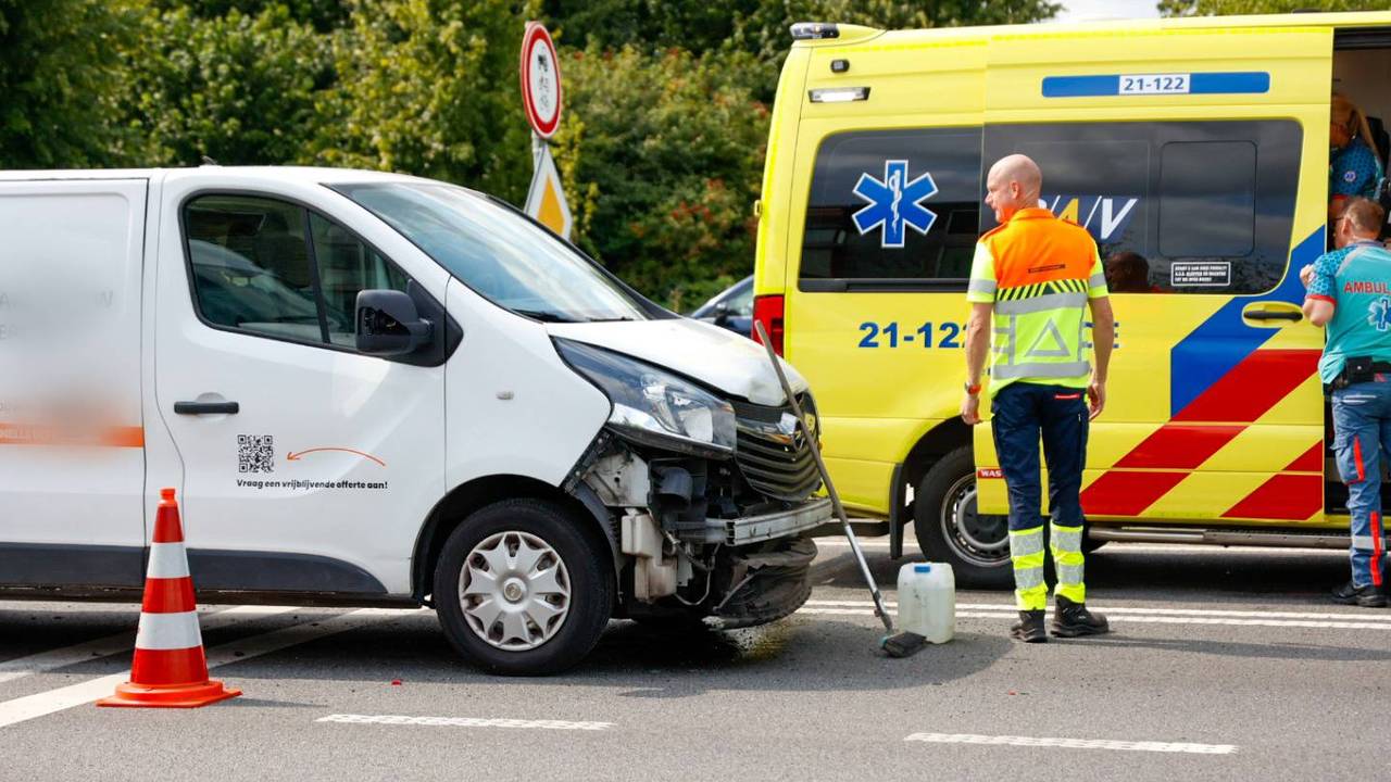 Het busje botste achterop een auto (foto: Addy Smits/Persbureau Heitink).