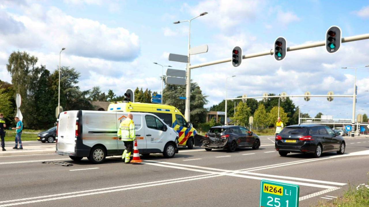 A59 dicht richting Den Bosch na ongeluk met vrachtwagen • Rijstrook A2 hele dag dicht voor noodreparatie.