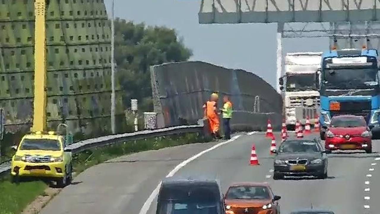 De voegovergang moet worden gerepareerd (foto: Rijkswaterstaat Verkeersinformatie/X).