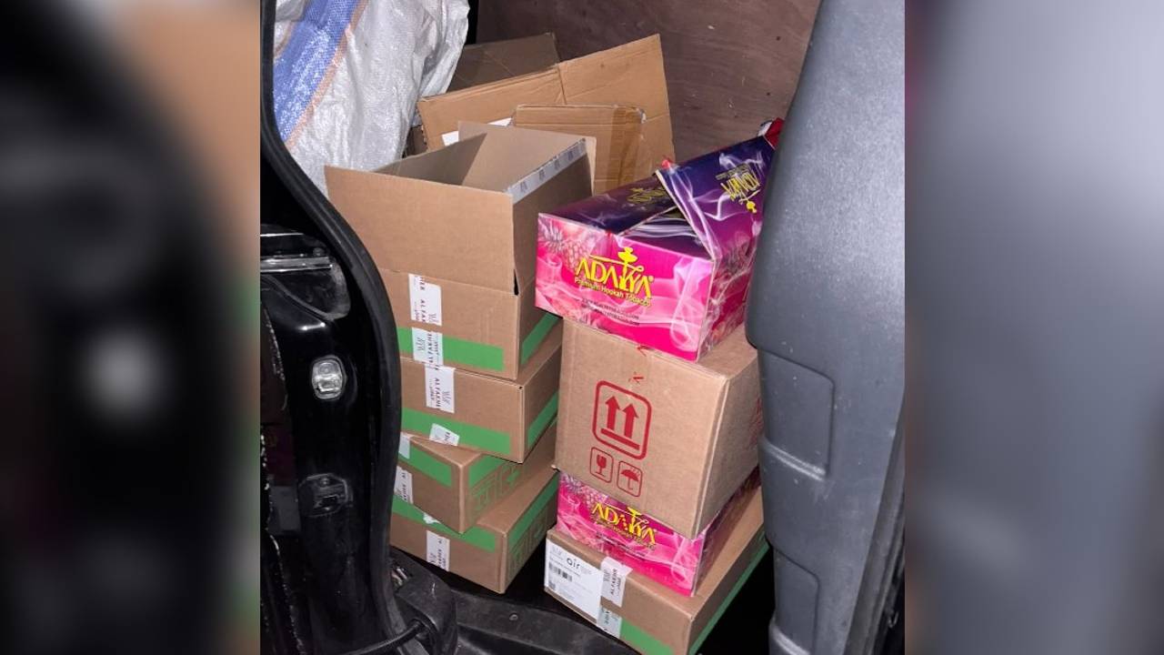 In de auto lagen acht dozen met illegale tabak (foto: Politie/Instagram).