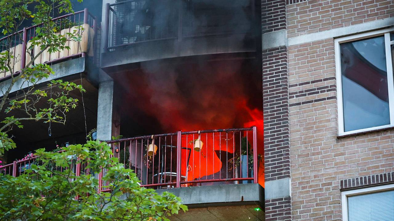 De brand woedde in een van de appartementen (foto: Persbureau Heitink).