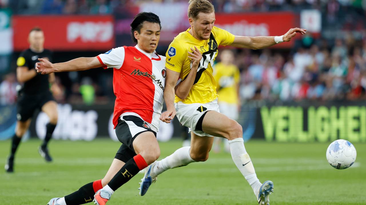 Ayase Ueda in duel met Enes Mahmutovic (foto: ANP).