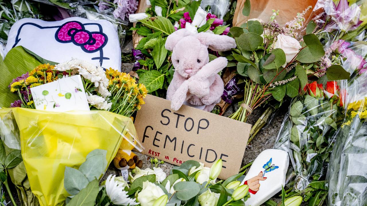 Na de dood van Joeweela werden bloemen neergelegd (foto: ANP).