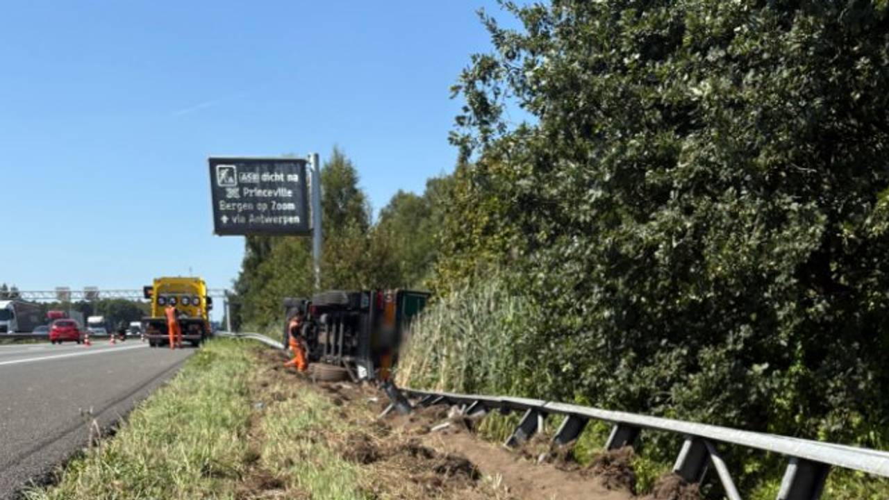 Vrachtwagen op z’n kant in berm van A67, 80 meter aan vangrail beschadigd