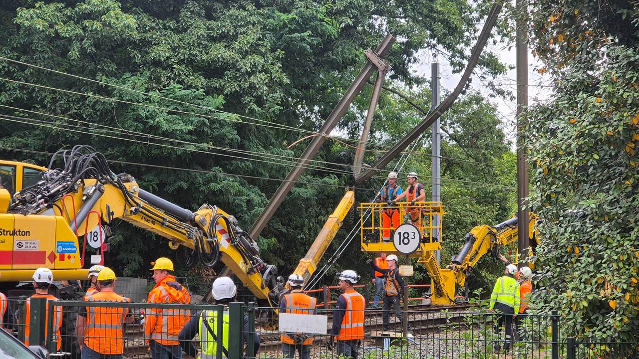 De schade is woensdagochtend nog goed te zien (Foto: Collin Beijk.)