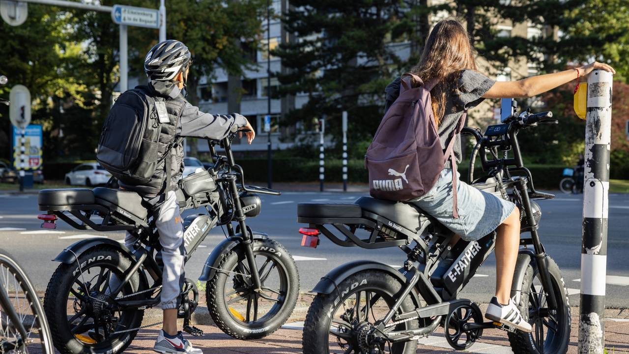 Fatbikes rijden als het aan de gemeente ligt over de weg en niet op het fietspad (foto: ANP).