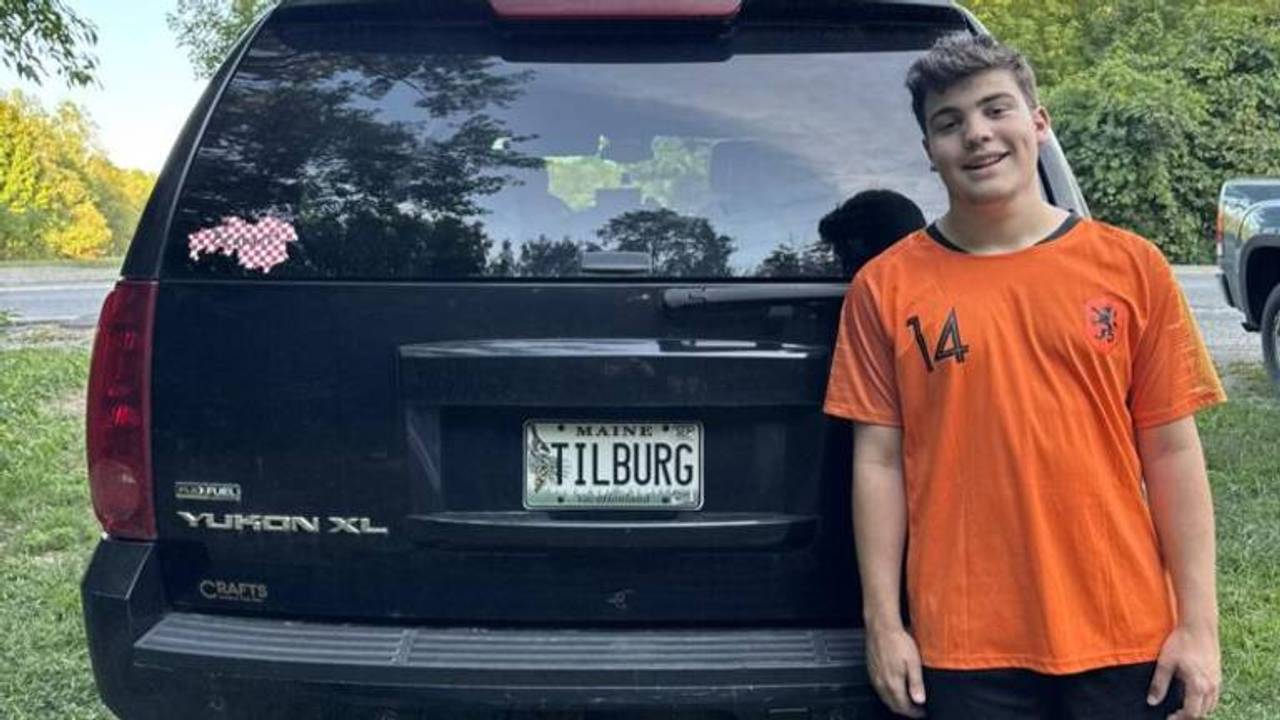 De auto van Kaine, die in Amerika rondrijdt met een 'Tilburg' kenteken.