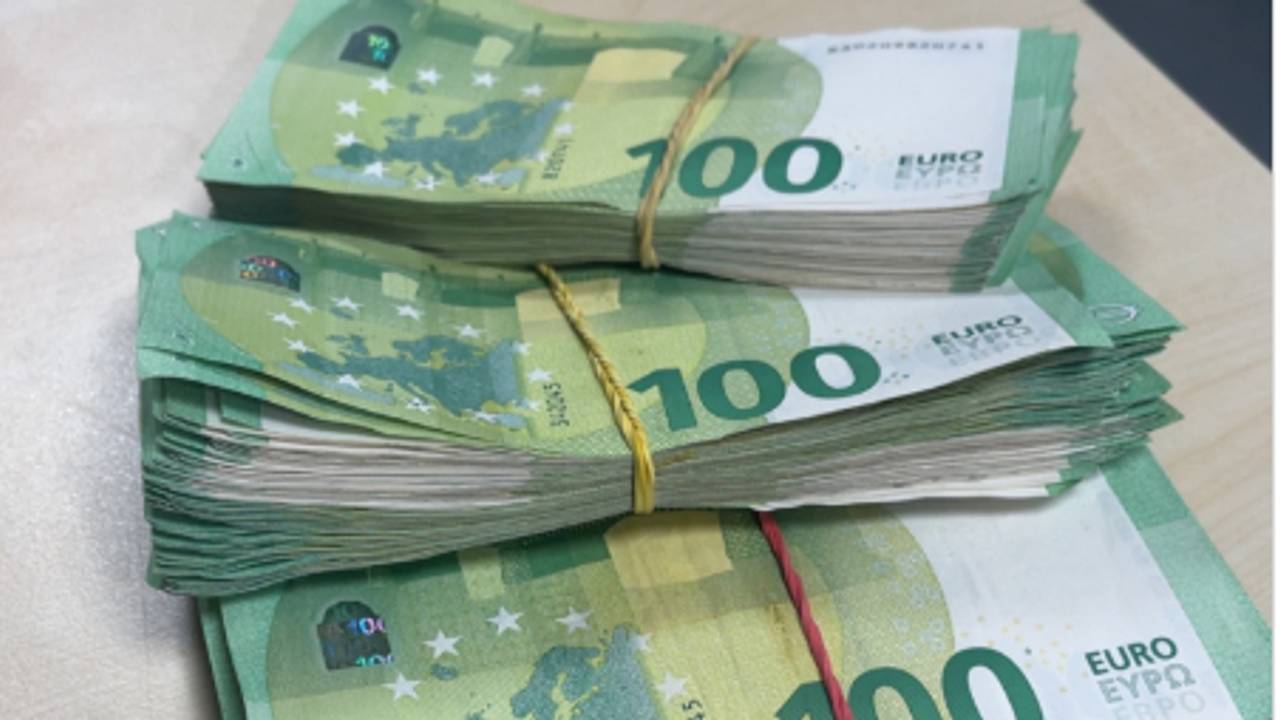 Flinke stapels geld werden in de auto gevonden (Foto: Instagram/ verkeerspolitie_oostbrabant.)