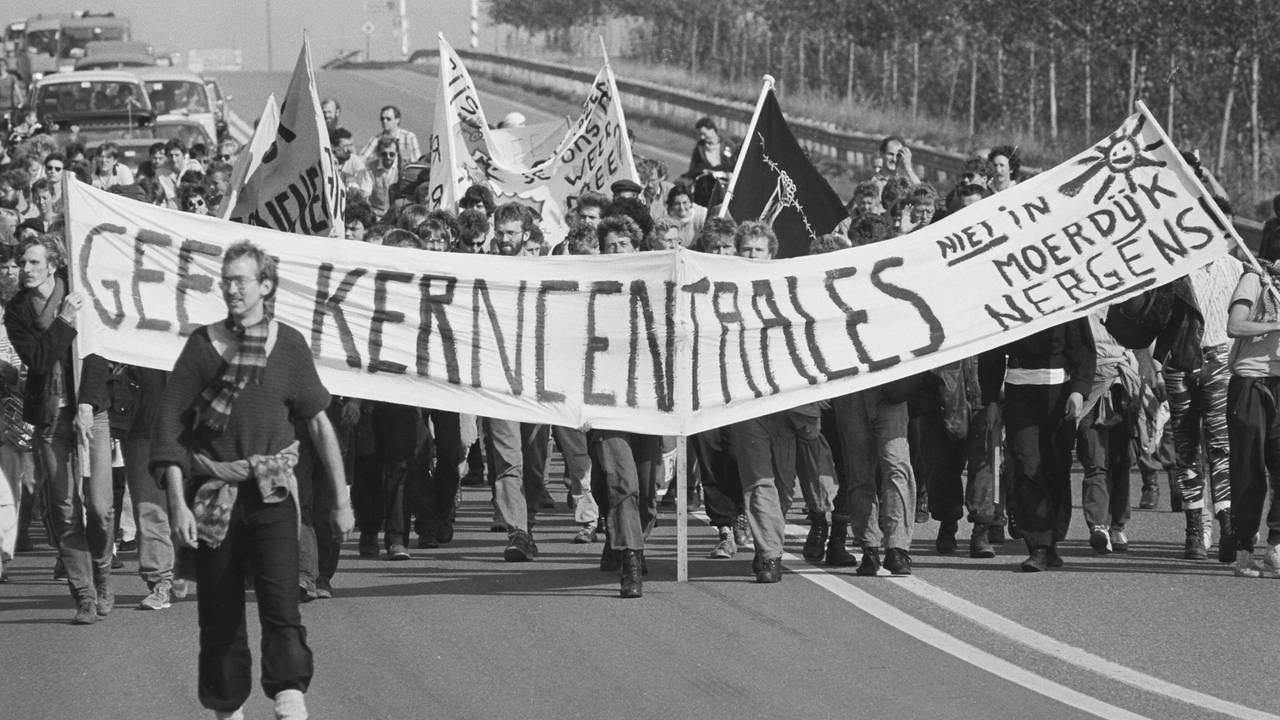 Grote demonstratie tegen kerncentrales in Moerdijk op 5 oktober 1985 (foto: Ben Steffen/collectie West-Brabants Archief).