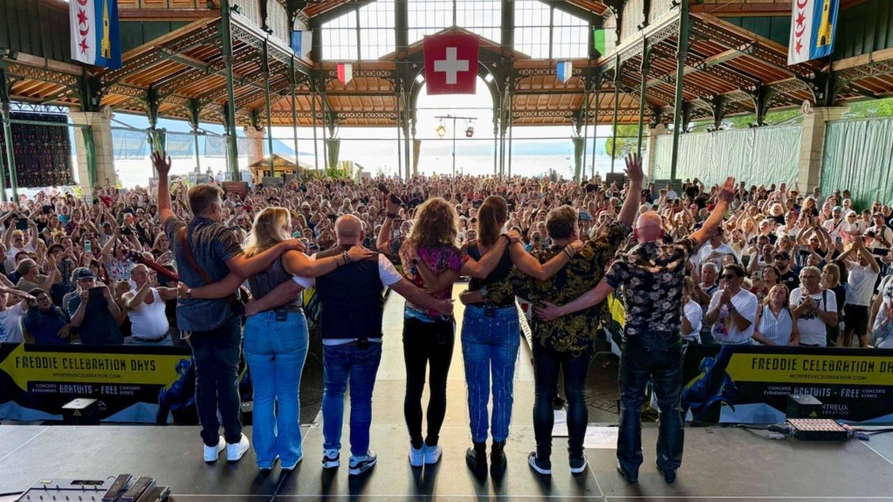 De band zong 25 nummers van Queen voor duizenden fans (foto: Jean-Paul Heck)