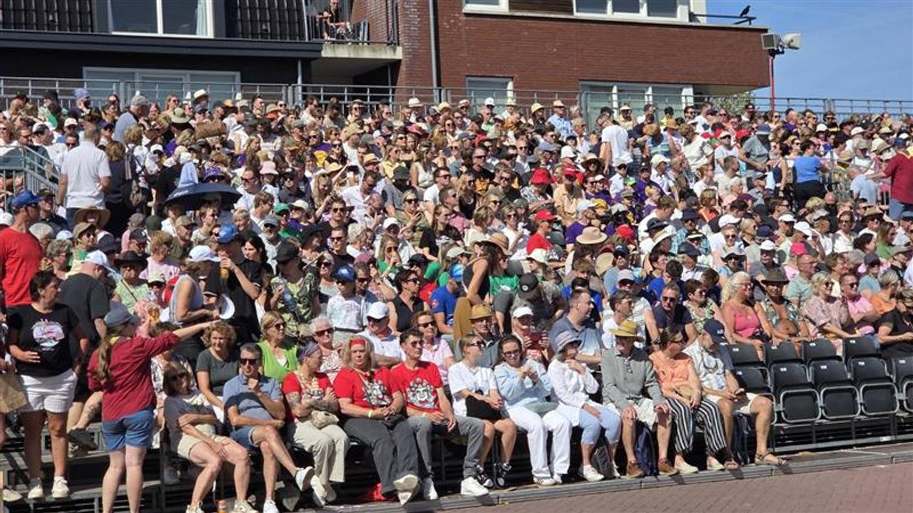 Drukte op de tribunes (foto: Noël van Hooft).