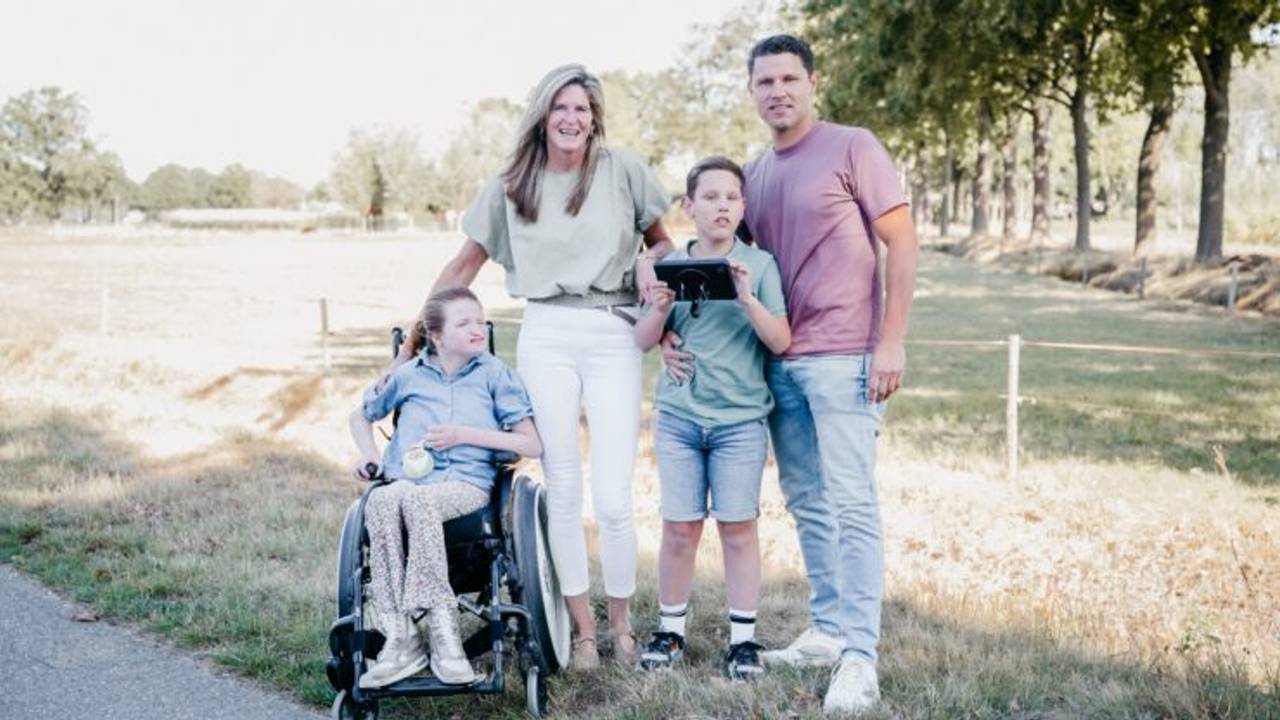 Jeroen en Joyce met hun twee kinderen (Foto: Omroep Tilburg/ Kim Hessels Fotografie.)