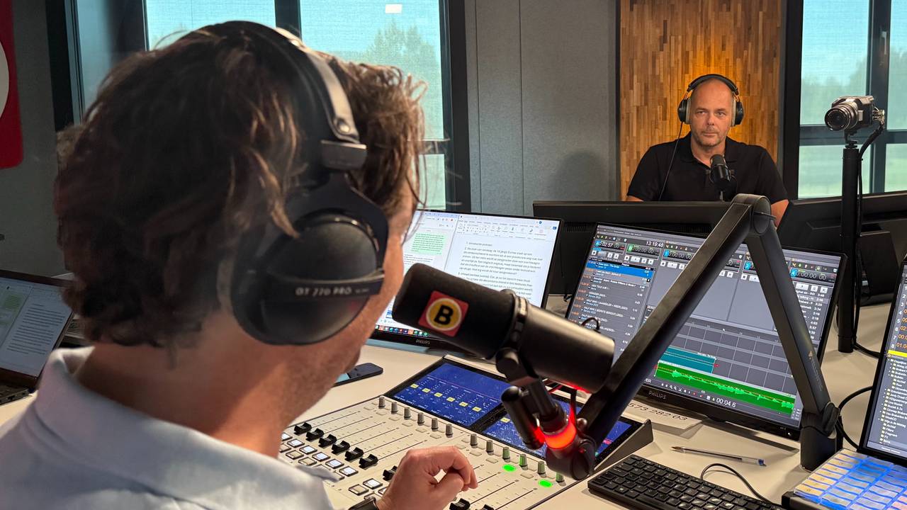 Koen Wijn en Cor Bouma in de studio van Omroep Brabant.
