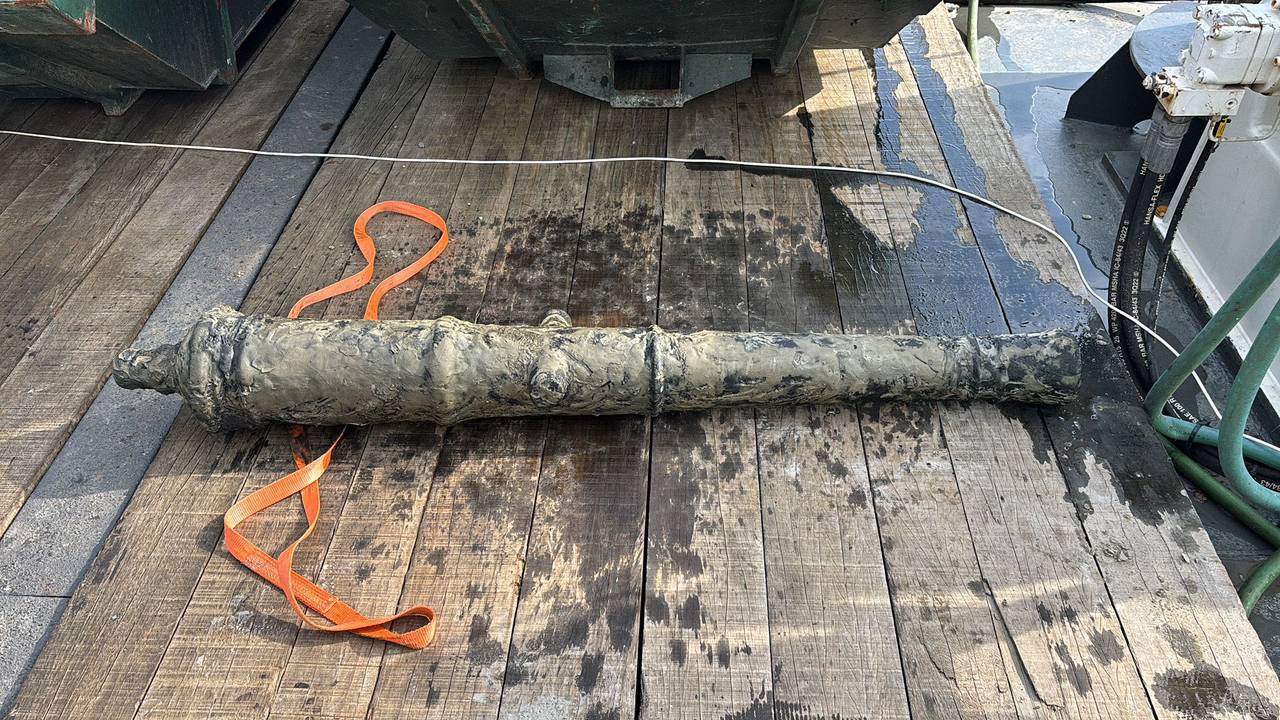 De gevonden kanonsloop uit de zestiende eeuw. (foto: Waterschap Brabantse Delta)