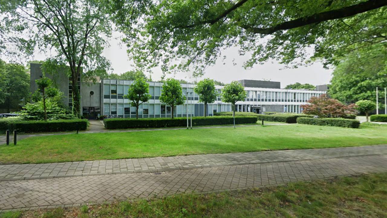 Jeandric P. filmde een vrouw en een kind onder de douche in de opvang voor Oekraïeners in Tilburg. (Foto: Google Maps)