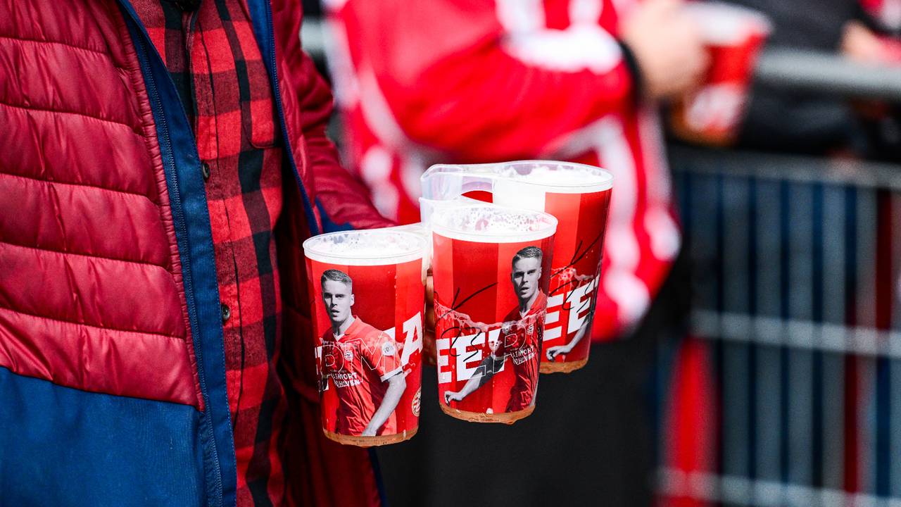 Biertjes in het Philips Stadion (foto: ANP).