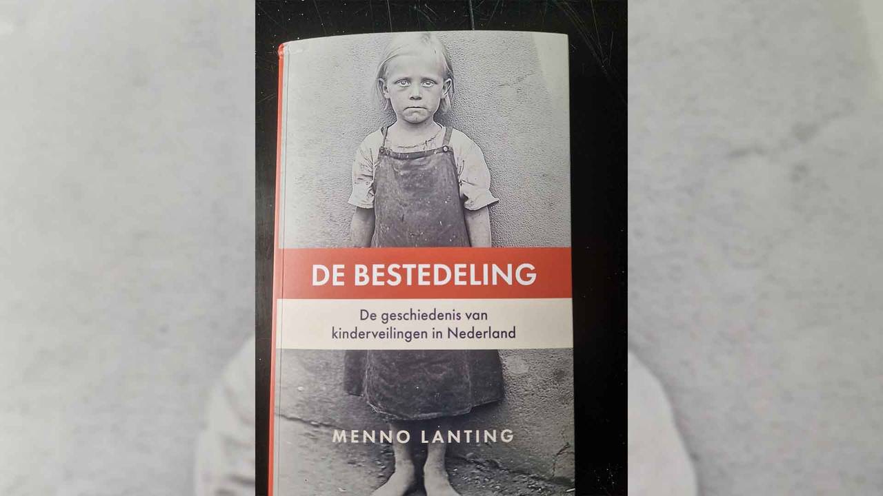 Het boek De Bestedeling van Menno Lanting (foto: Henk van Ingen/Omroep Brabant).