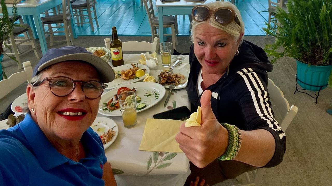 Lieske(links) met B&B-eigenaar Petra op Lesbos (foto: Lieske Vos/Facebook).