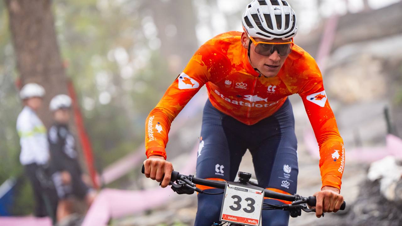 Van der Poel tijdens een training eerder deze week in Zwitersland (foto:ANP)