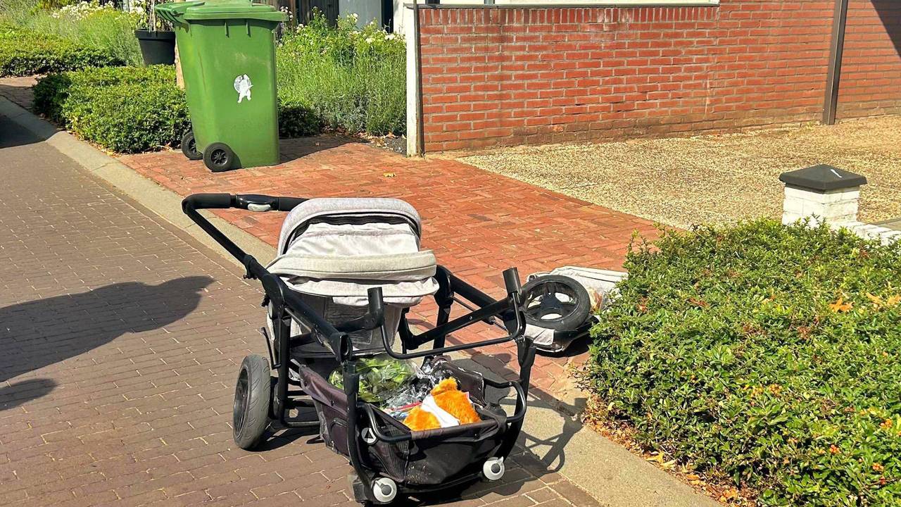 Kinderwagen met twee kinderen aangereden, oudere vrouw rijdt door