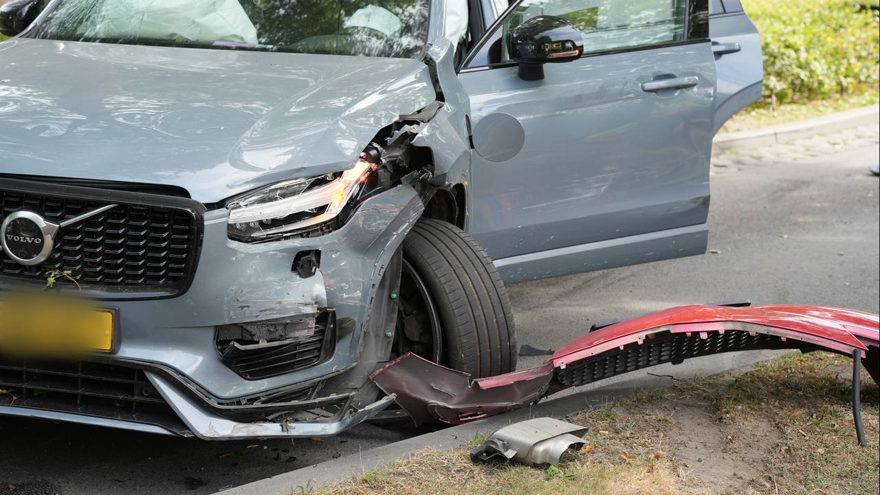 Vrouw schiet met auto van weg bij Efteling: drie gewonden bij botsing