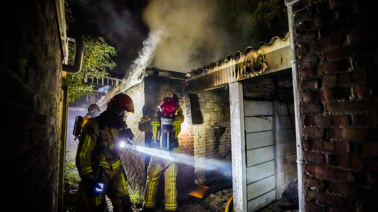 Bij de brand kwam flink wat rook vrij (foto: Persbureau Heitink).