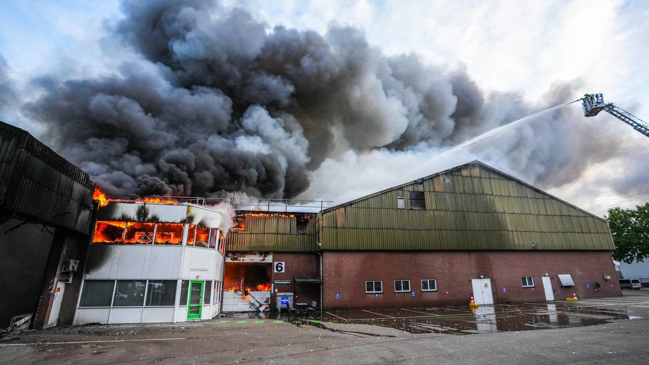 Grote brand bij afvalverwerkingsbedrijf, basisschool dicht door rook