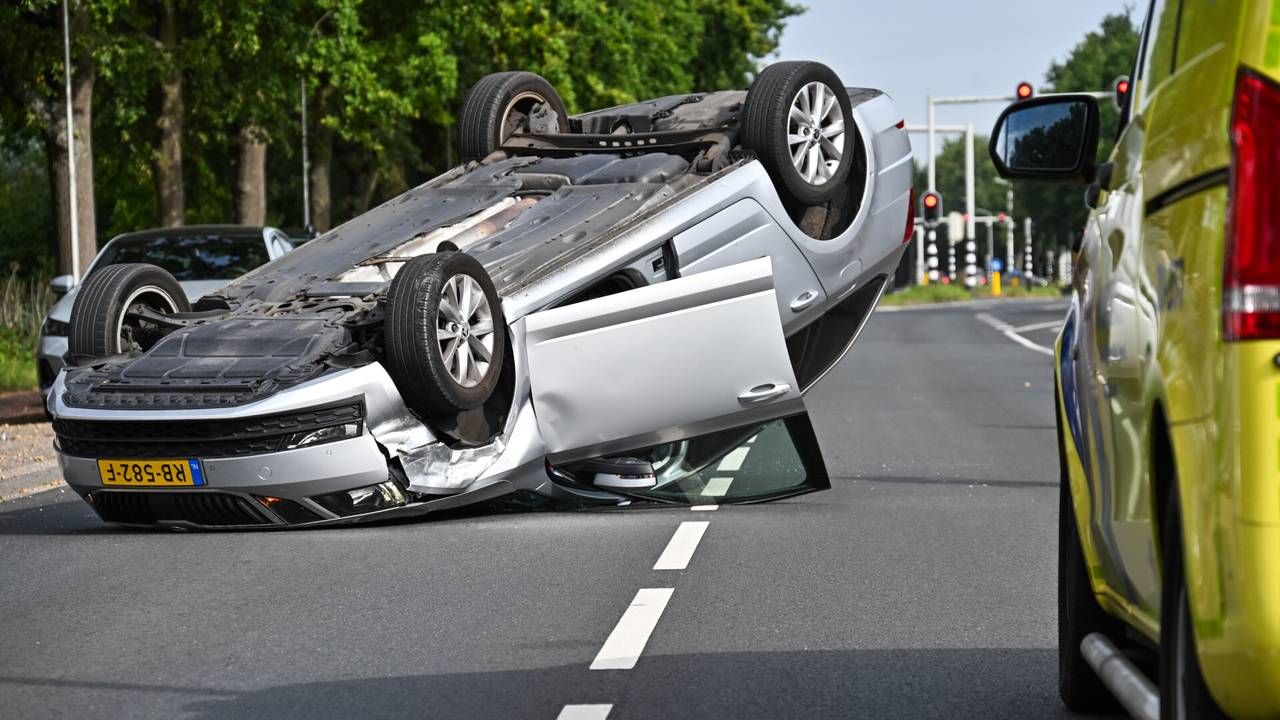 Auto met kind erin belandt op zijn kop na botsing.