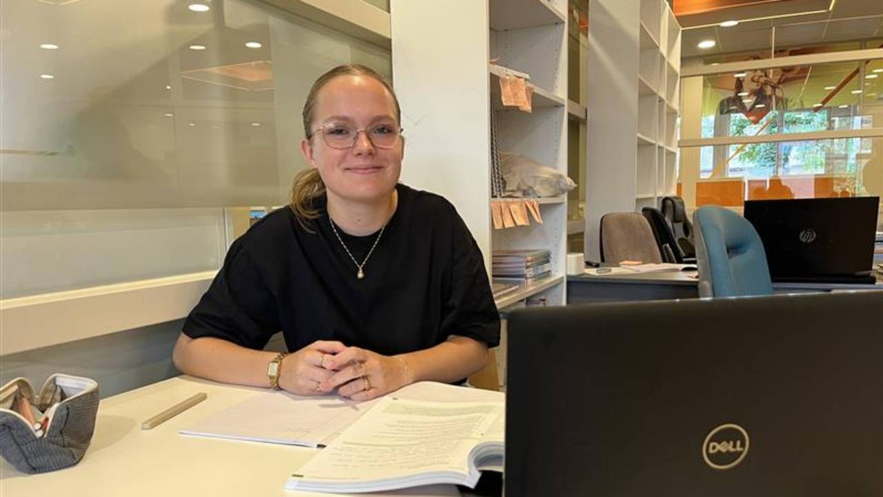 Lindsey gaat weer met plezier naar school (foto: Carlijn Kösters).