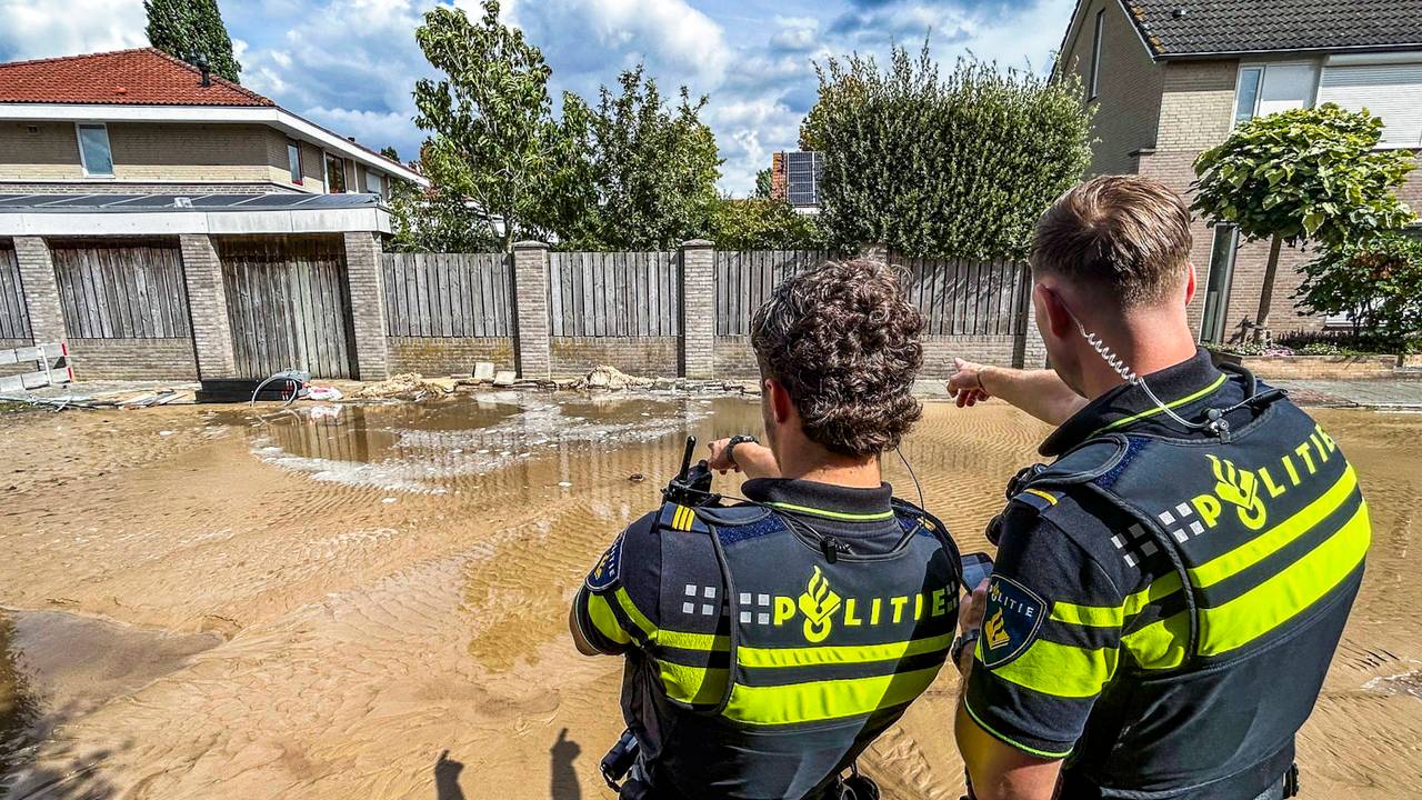 Straat komt blank te staan: waterleiding geraakt bij werkzaamheden